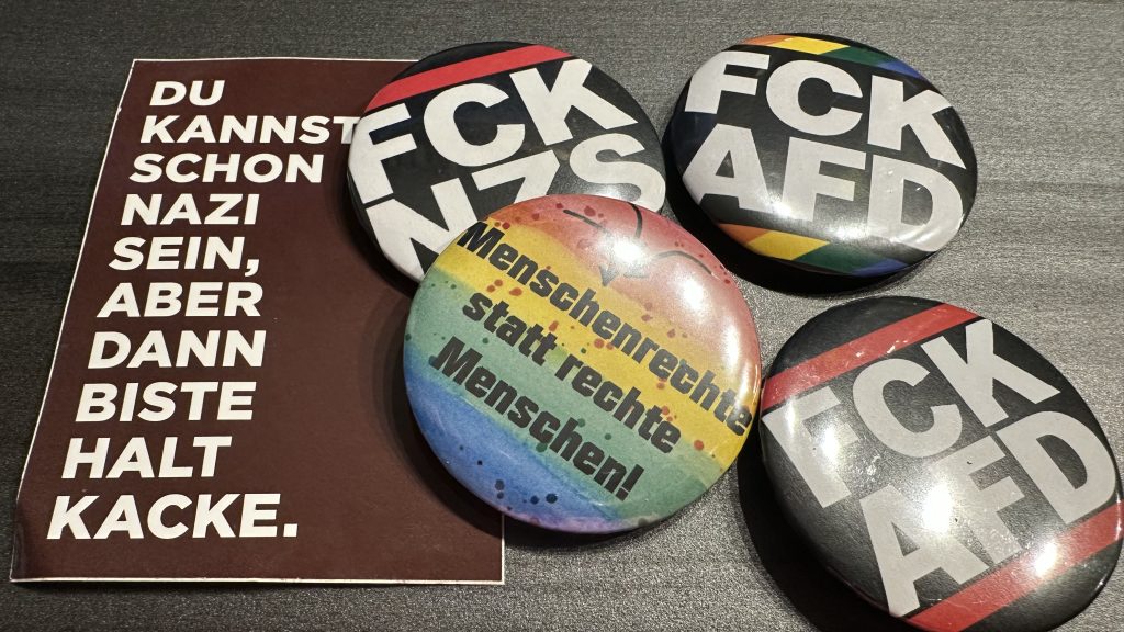 Praktisch, so eine Buttonmaschine<span class="calc_read_time_shower_title_span">50 sec Lesezeit (ca.)</span>